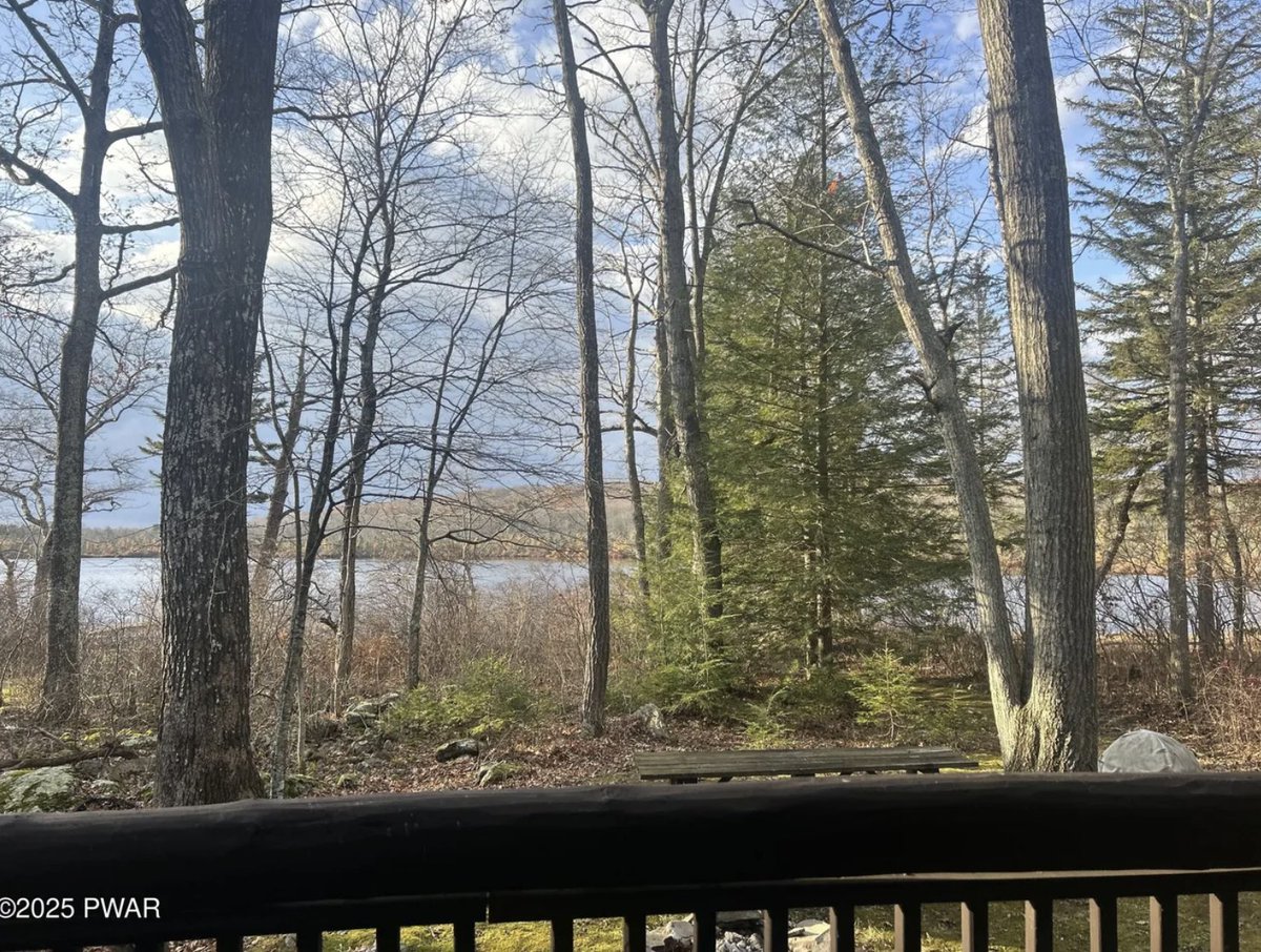 oldhouseunder50's tweet image. c.1935 Two Bedroom #Pennsylvania #LogCabin With #WaterView in the #Poconos $199K. 
oldhousesunder50k.com/c-1935-two-bed…