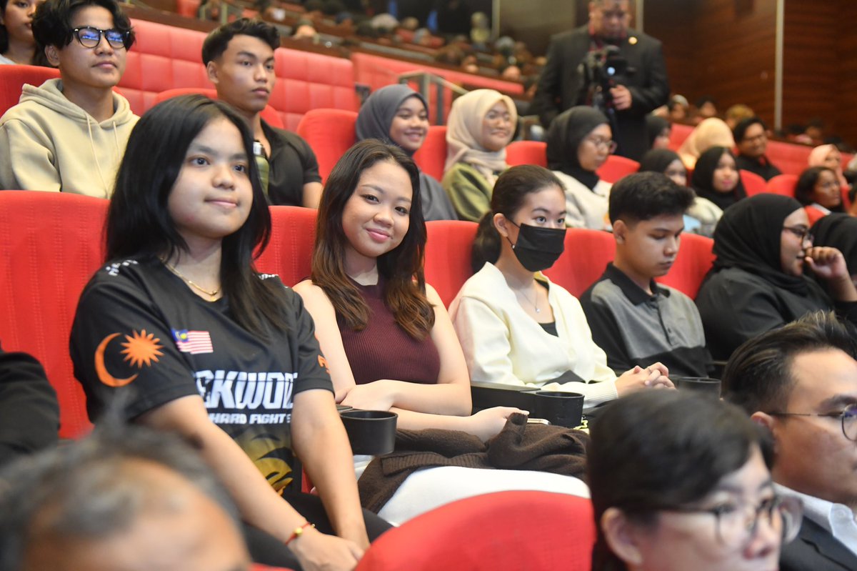 MohdShukriYajid's tweet photo. Officiated the Management, Accounting, Finance, Islamic &amp; Business Week by @MSUmalaysiaFBMP. A meaningful initiative that fosters business management ecosystem for talent, promotes industry engagement &amp; enriches learning experiences for our students. #MSUmafib2025 @MSUmalaysia https://t.co/E5mIq0x48d