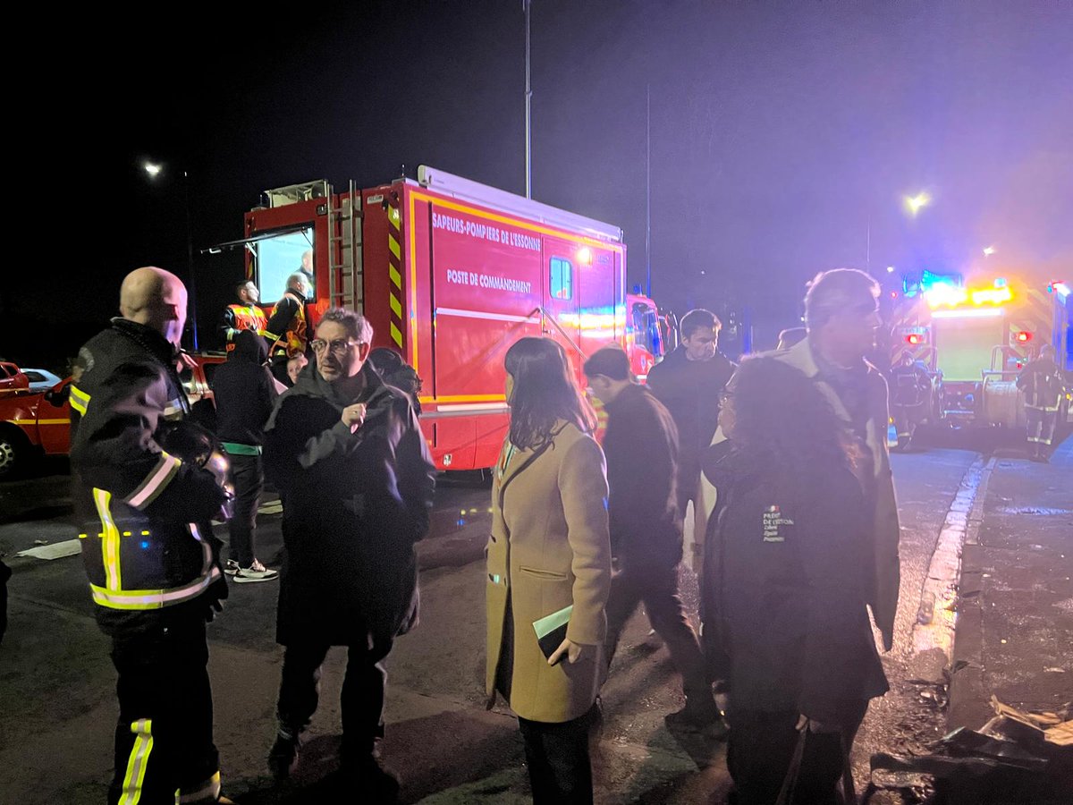 Prefet91's tweet image. #Mobilisation | À @villedegrigny91 les services de l’État se sont mobilisés aux côtés du maire pour accompagner les occupants évacués après l’incendie de ce soir. Distribution de repas, soutien et présence constante : solidarité totale avec les personnes en attente de relogement.