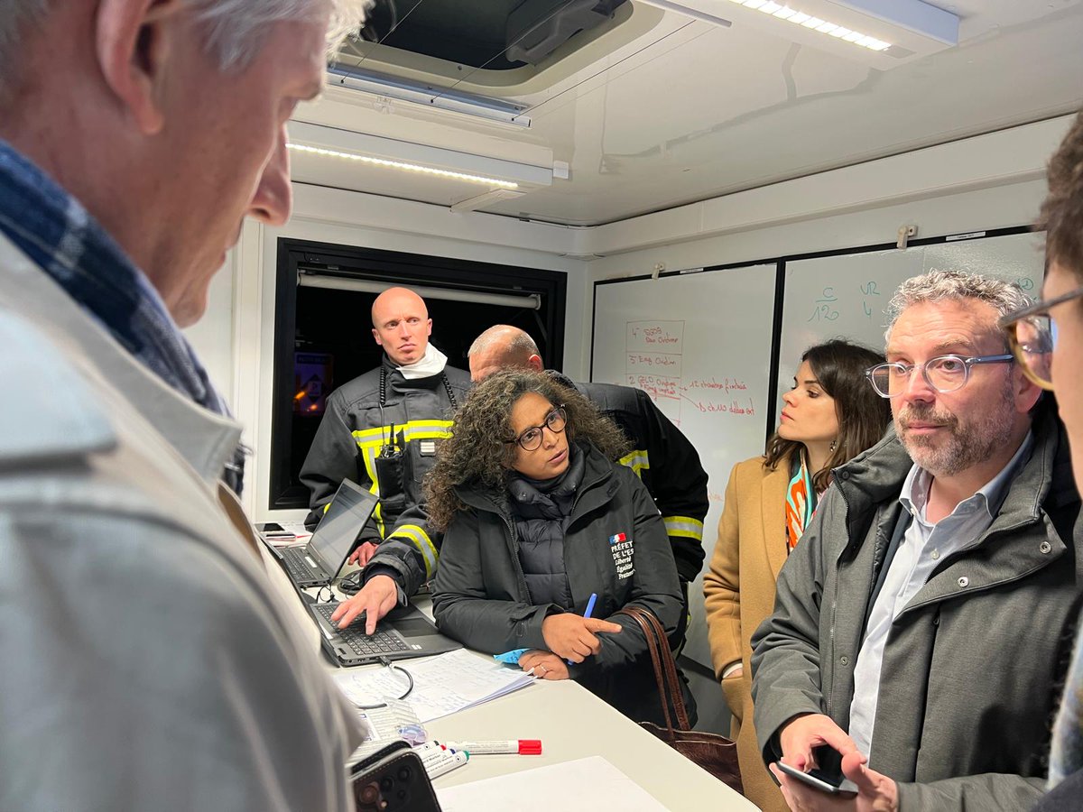 Prefet91's tweet image. #Mobilisation | À @villedegrigny91 les services de l’État se sont mobilisés aux côtés du maire pour accompagner les occupants évacués après l’incendie de ce soir. Distribution de repas, soutien et présence constante : solidarité totale avec les personnes en attente de relogement.