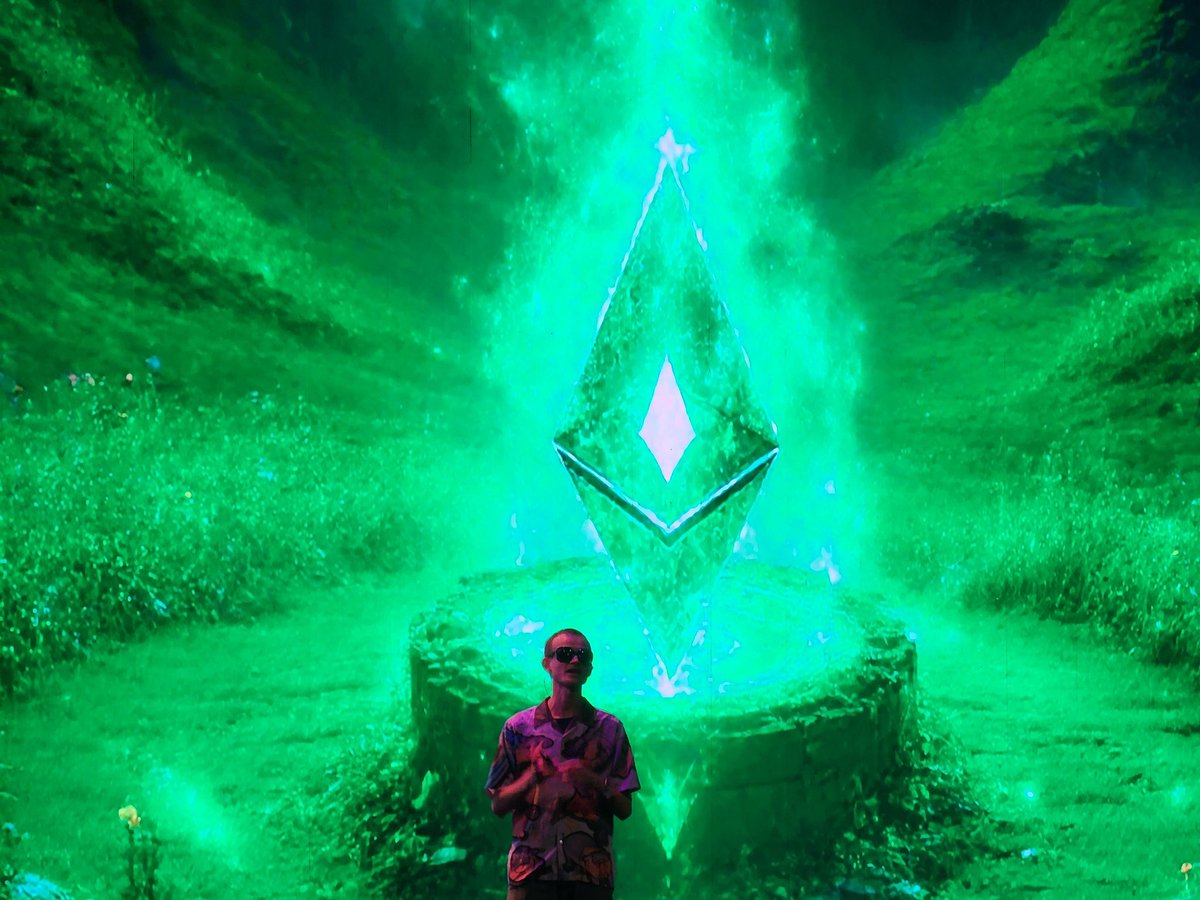 LaGamercitaNFT's tweet image. This is &quot;AURA&quot;
Mr. @VitalikButerin speech at @EFDevcon
#Ethereum #DevCommunity