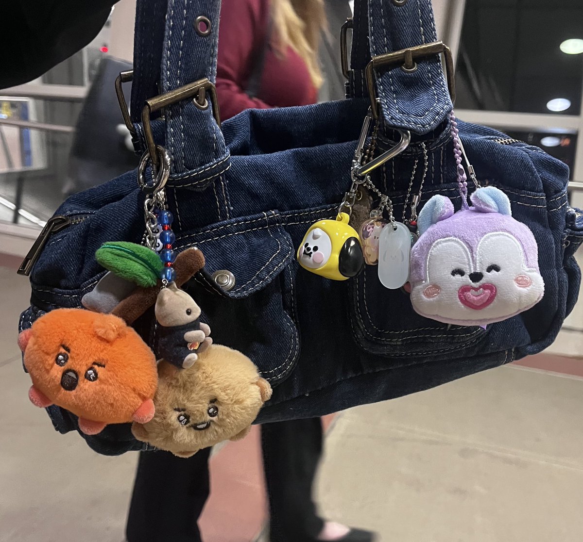 DAECHVlTA's tweet photo. did u see my bag did u see my bag https://t.co/sIF5RU4sBS