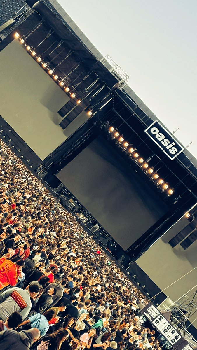juandresTM's tweet photo. Buenos Aires noche 2 #OasisLive25 https://t.co/pwfi0xyKUx