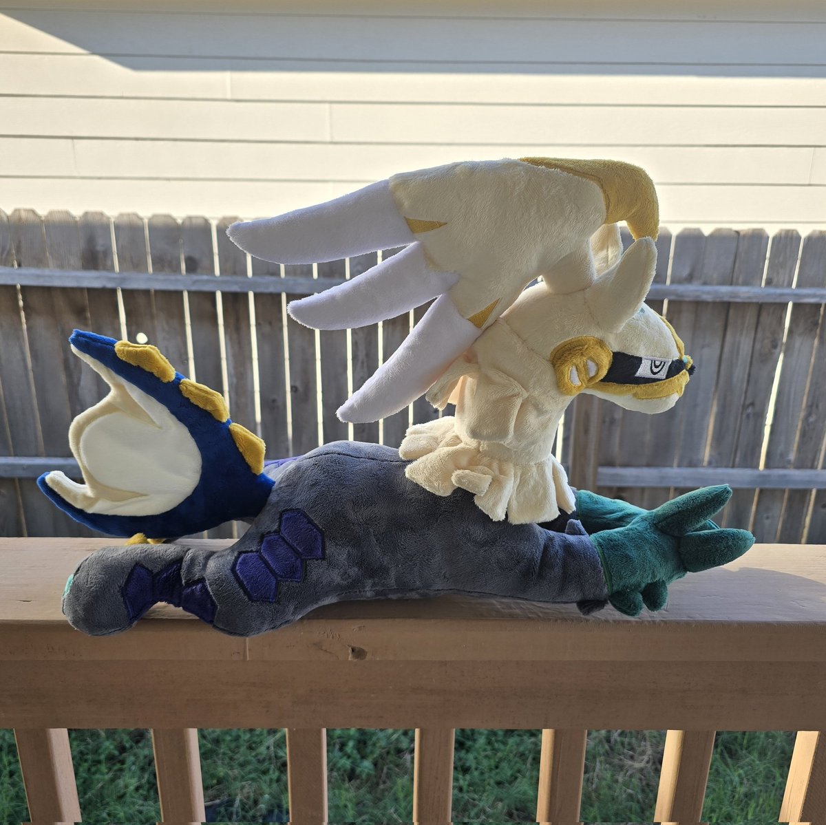 Leighs_Dragons's tweet image. ✨️Plushie Reveal✨️

It&apos;s a jumbo sploot Shiny Silvally!

This plush is about 3ft long (too big for my light box). It has beans in the feet and belly for extra weight!

#Plush #plushart #pokemon #ShinyPokemon