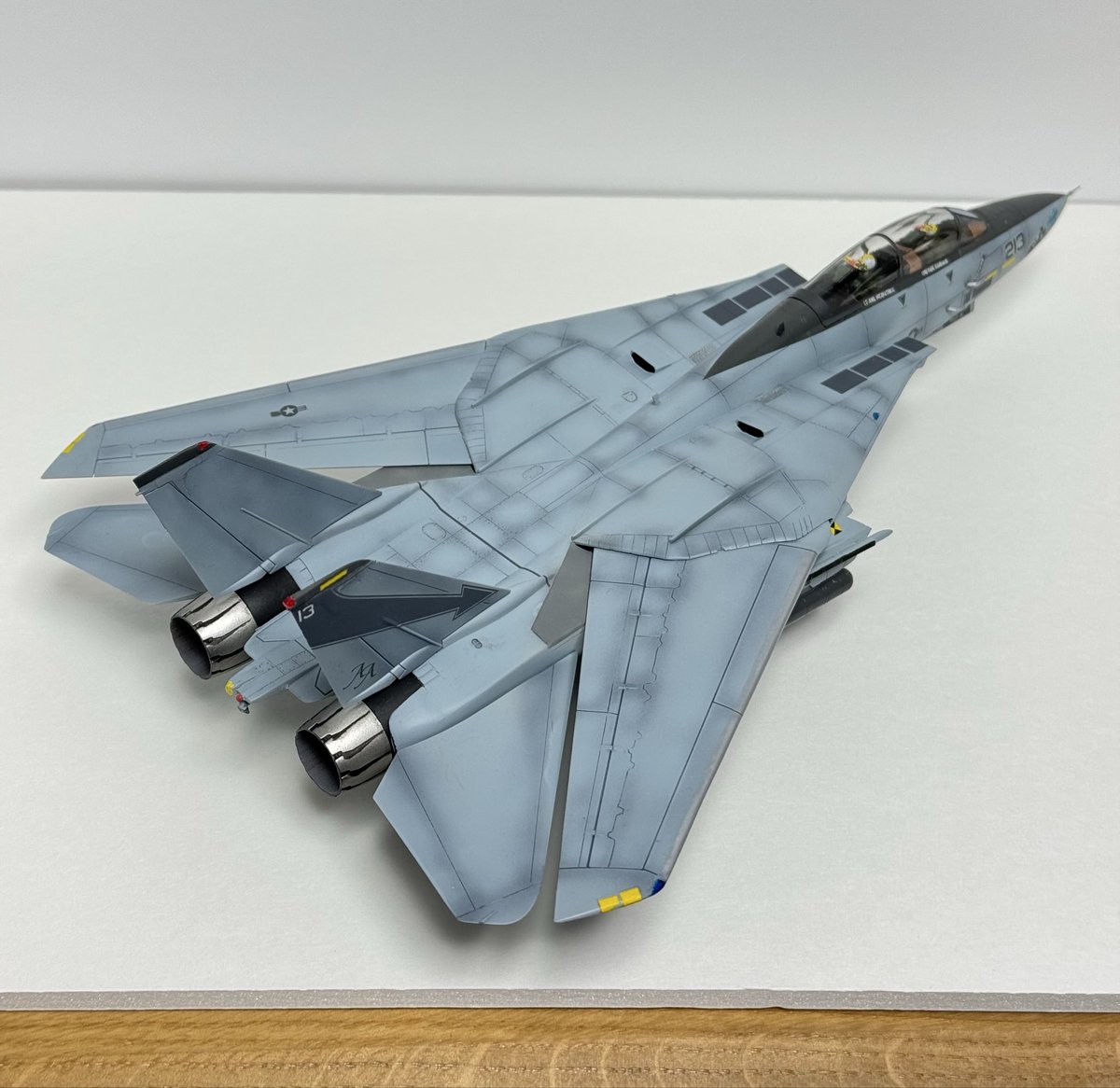 32Morimora's tweet photo. イタレリ(タミヤ) F-14B BOMBCAT 完成しました♪ キットは上下分割なので、整形後に掘り込んで再現。ガンバルジ周辺とGEノズル周りはAC社の余剰パーツを移植　あとはA後期/B仕様の目立つ所をプラ板&amp;棒で工作　デカールはマークセッターで　#itareri #tamiya #f14tomcat #スケモ https://t.co/JRgjQRn93P