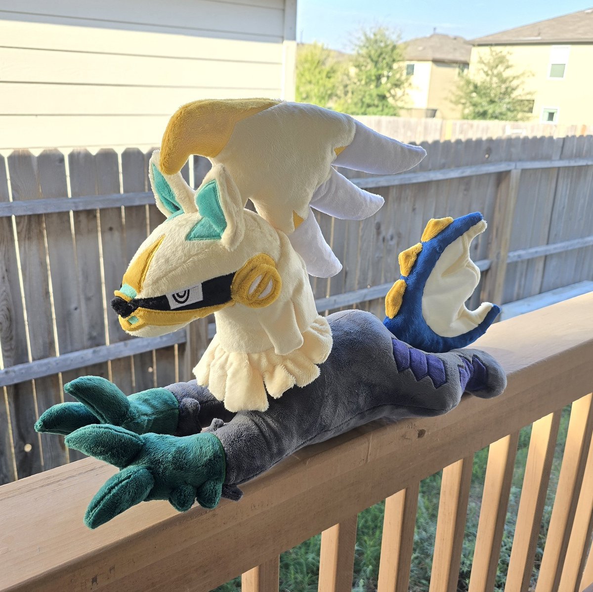 Leighs_Dragons's tweet image. ✨️Plushie Reveal✨️

It&apos;s a jumbo sploot Shiny Silvally!

This plush is about 3ft long (too big for my light box). It has beans in the feet and belly for extra weight!

#Plush #plushart #pokemon #ShinyPokemon