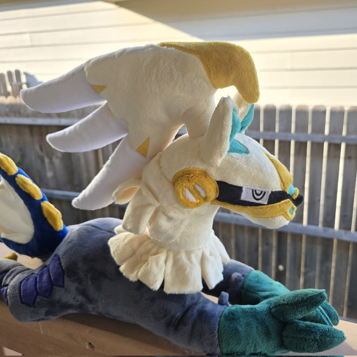 Leighs_Dragons's tweet image. ✨️Plushie Reveal✨️

It&apos;s a jumbo sploot Shiny Silvally!

This plush is about 3ft long (too big for my light box). It has beans in the feet and belly for extra weight!

#Plush #plushart #pokemon #ShinyPokemon