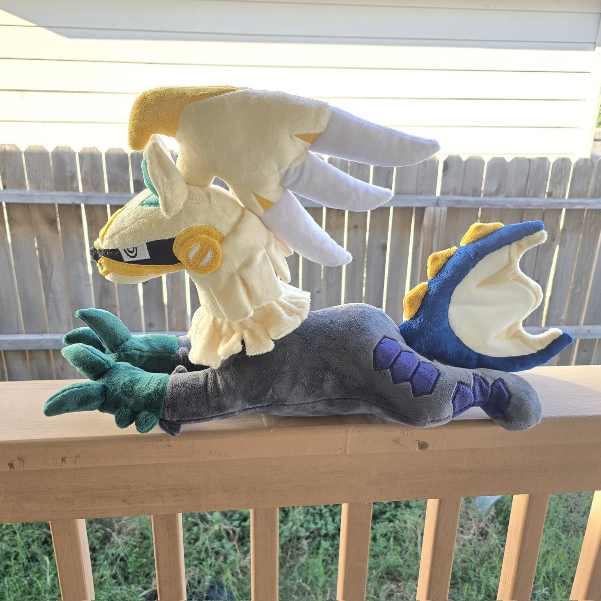 Leighs_Dragons's tweet image. ✨️Plushie Reveal✨️

It&apos;s a jumbo sploot Shiny Silvally!

This plush is about 3ft long (too big for my light box). It has beans in the feet and belly for extra weight!

#Plush #plushart #pokemon #ShinyPokemon