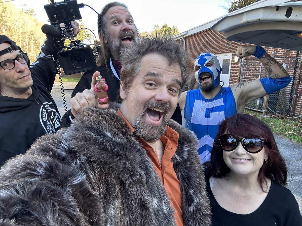 Funkmaster__V's tweet image. Shooting movies and shiz today! I love these weenies! #bignfunkyproductions #horror #scifi #comedy #gatlinburg #oakridge
