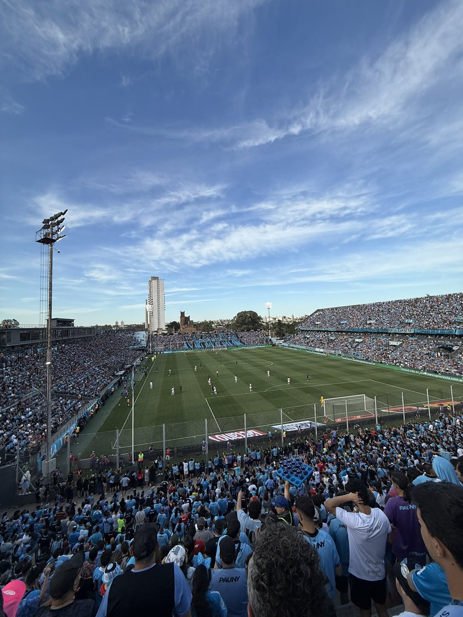 Vergüenza les debería dar. No deberían ni siquiera poder mirar a la cara a los hinchas ustedes los jugadores. Lunes 5 de la tarde, 30 grados y la cancha llena. No levantaron las patas. Había jugadores que no le daban un pase al compañero. Que no corrían. No es el único partido