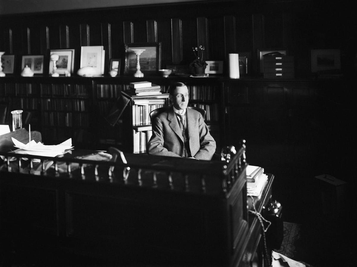 Why have so many Americans turned against the idea of expertise in public affairs? David A. Hopkins on how the government has become increasingly reliant on experts, and experts have become increasingly influenced by politics. Read on. Link in comments. thesgnl.com/2024/10/distru…