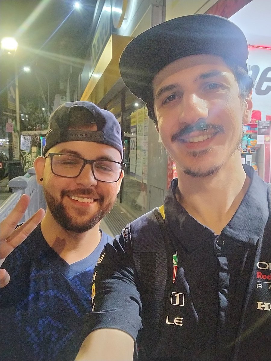 Com meus amigos do Brazil! Muito feliz de recever voces na Argentina. 
Parabens CAMPEAO <a href="/LNDsAureo/">LNDsAureo🔜BuenosAires</a>
 e parabens pelo top 8 <a href="/Zarddy_/">Zarddy</a> <a href="/Vih_Lacerda/">LNDsKourlash 🔜 Buenos Aires</a> 
Nos vemos en Sao Paulo!