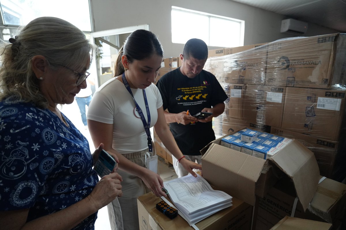 DPManabiSalud's tweet photo. #ElNuevoEcuador | @Salud_CZ4 recibió la primera entrega de medicamentos en el marco de la compra masiva que impulsa el Gobierno Nacional. Son 673.335 unidades que serán distribuidas a 11 hospitales de Manabí y Santo Domingo de los Tsáchilas. https://t.co/GTWaN346uc