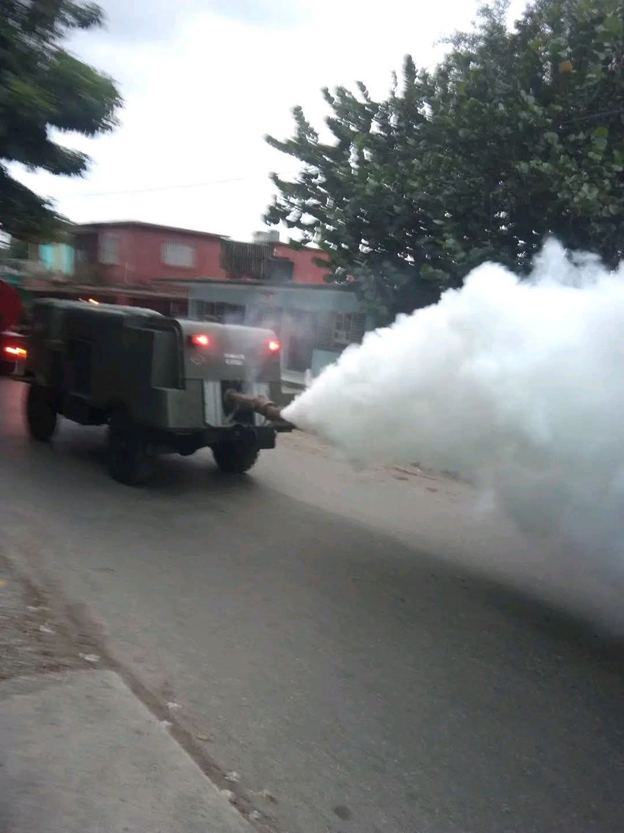 🇨🇺 Medios de las FAR apoyan las labores de fumigación en Ciego de Ávila. 
#FarCuba