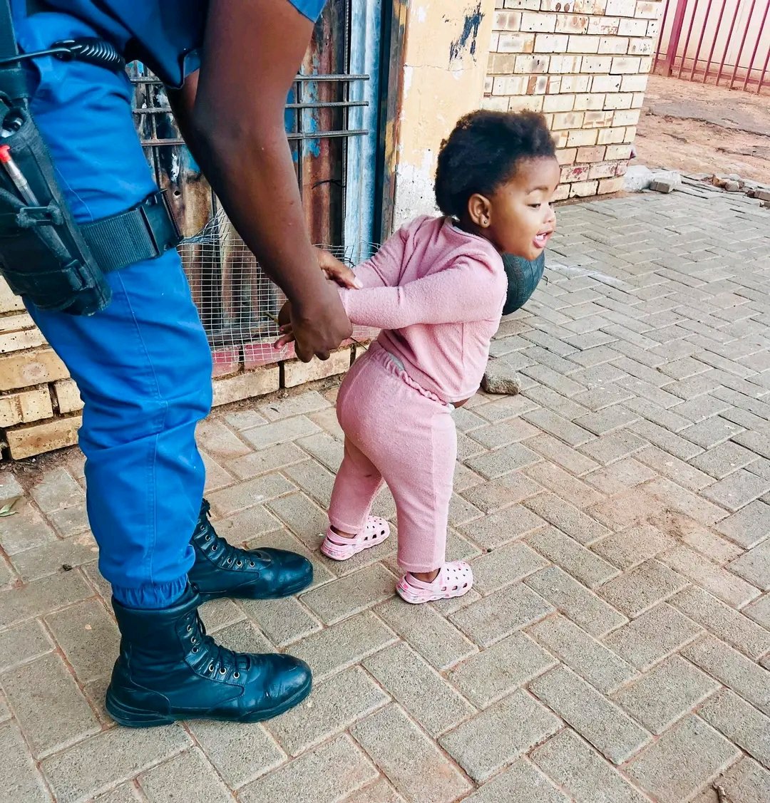 ManqobaMbuli_'s tweet image. I would like to thank the @SAPoliceService for their swift actions against a criminal who haa been on the run all her life. 🔥🔥🔥