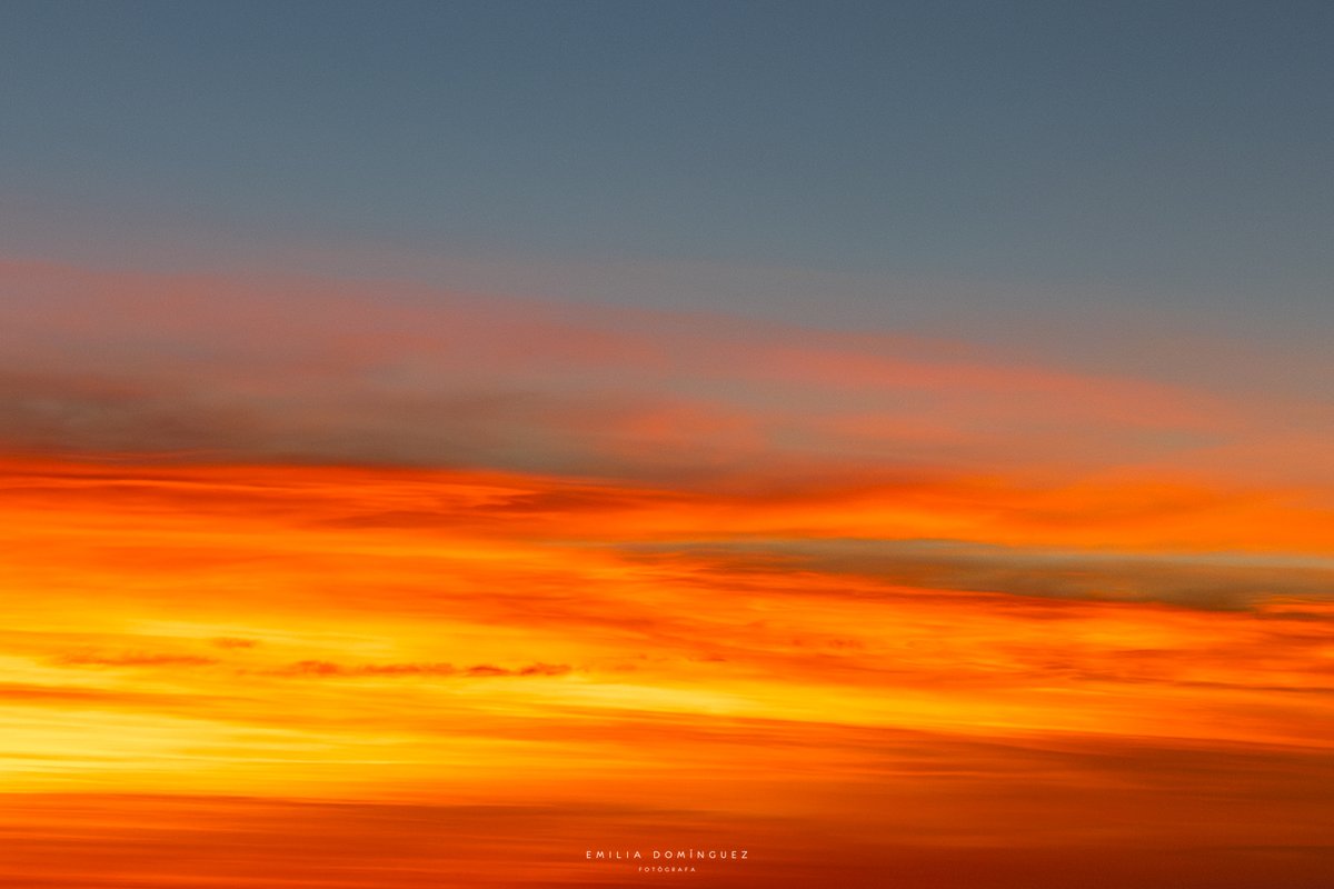 emiliadcph's tweet photo. El cielo, hoy al atardecer. Una maravilla.
El fondo parece una llama de fuego. 
#piriápolis https://t.co/NgVjErTvCM