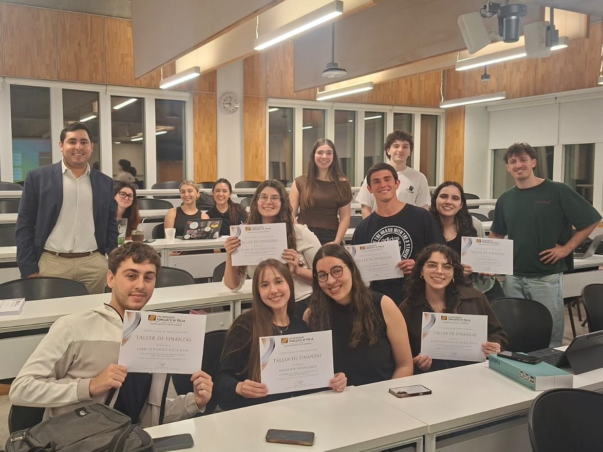 EconomiaDiTella's tweet photo. Talleres de Práctica Profesional para Economistas, una preparación para los desafíos del mundo laboral. 

El Taller de Finanzas a cargo de @Rodri_Corvalan brindó una inmersión práctica en las herramientas y habilidades técnicas requeridas en el sector financiero. 📉💲 https://t.co/XfEzVqo1xg