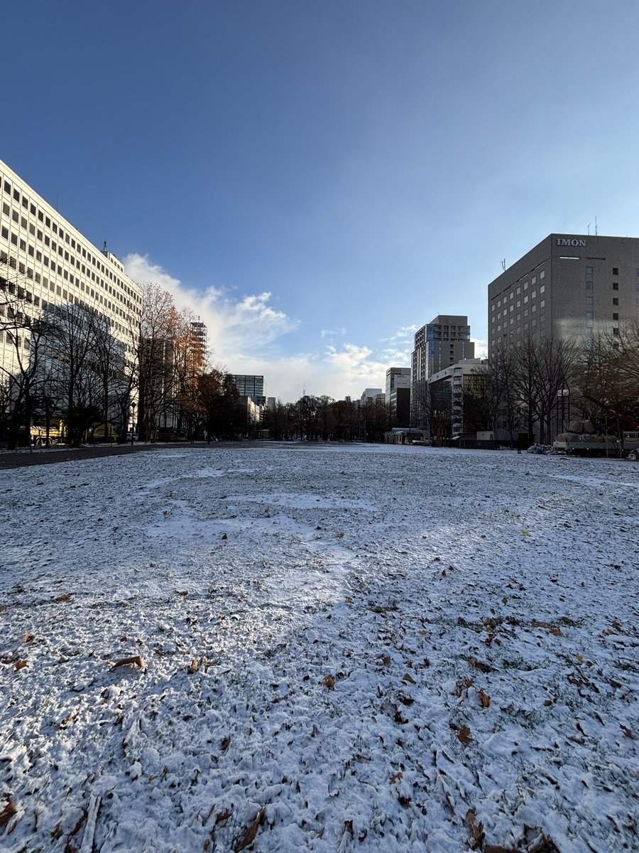 今朝起きたら白い世界。足元に気をつけないと滑ります。バスも全般的にゆっくりでした。