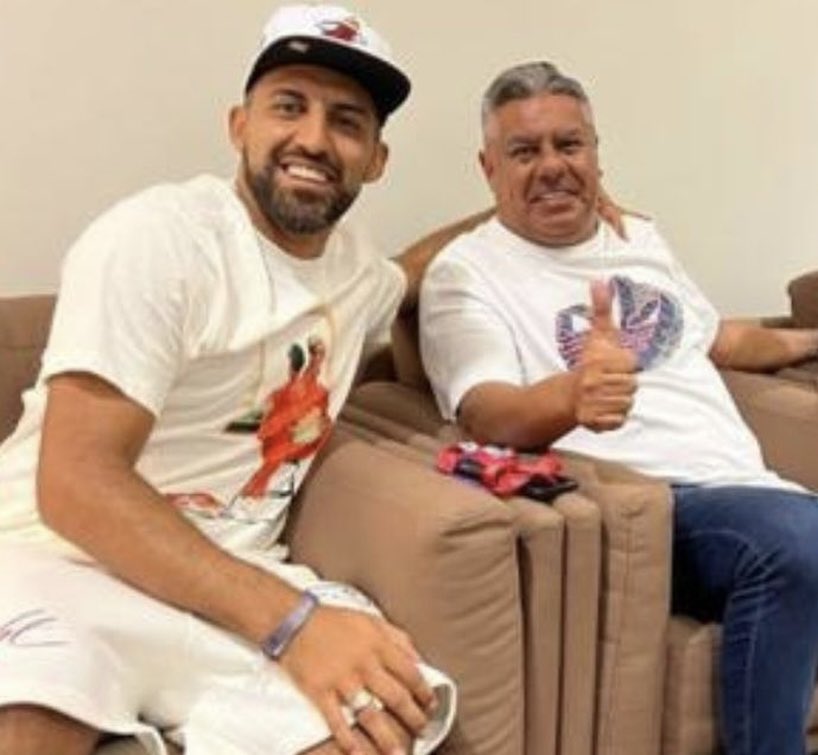 El único jugador de Huracán que casi no protestó y fue a separar fue Wanchope Ábila ¿Por qué será?