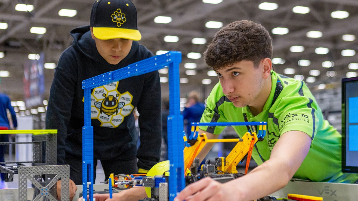 VEXRobotics's tweet image. Want to make a difference and help inspire the next generation of STEM leaders? 🤖 Volunteer for VEX Robotics Competitions through the @REC_Foundation! Check out what roles are available and see how you can bring your skill set to your local competitions: buff.ly/OJIel7z