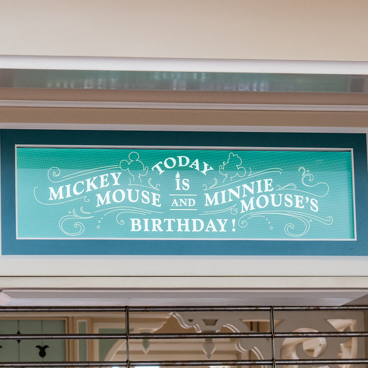 MezzoMikiD's tweet image. 本日11月18日はミッキーとミニーのお誕生日☆
東京ディズニーランド、エントランスの電光掲示板に、&quot; 今日はミッキー、ミニーのお誕生日！&quot;の文字も！
#ハッピーバースデーミッキーミニー