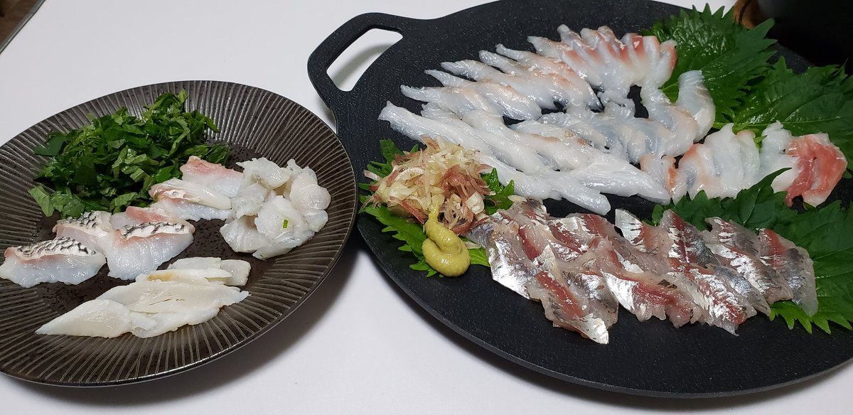 maounibalezuni's tweet photo. 昨日の夕飯は妻が土曜日に釣ったチヌとアジとカワハギを冷蔵庫で寝かしていたので刺身とチヌで黒鯛茶漬け🤗
チヌは醤油に脂が溶け出る位の肥満体でとても美味しかったです。
あと、アジと茗荷は相性良過ぎですな https://t.co/WUm5uNYtOY