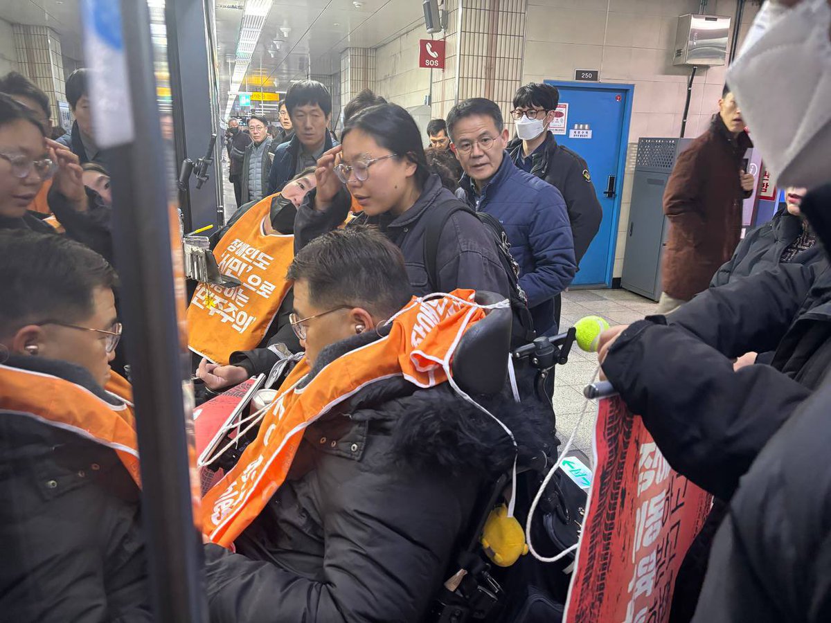sadd0420S's tweet image. 🚇 예산없이 권리없다! 진짜 대한민국은, 진짜 장애인권리예산 보장으로! 장애인권리예산 보장 촉구 출근길 지하철 포체투지(匍體投地) 45일차 

📍일시: 2025년 11월 18일(화) 오전 8시
📍장소: 서울지하철 → 국회의사당

라이브: youtube.com/live/UfksBHWSM…