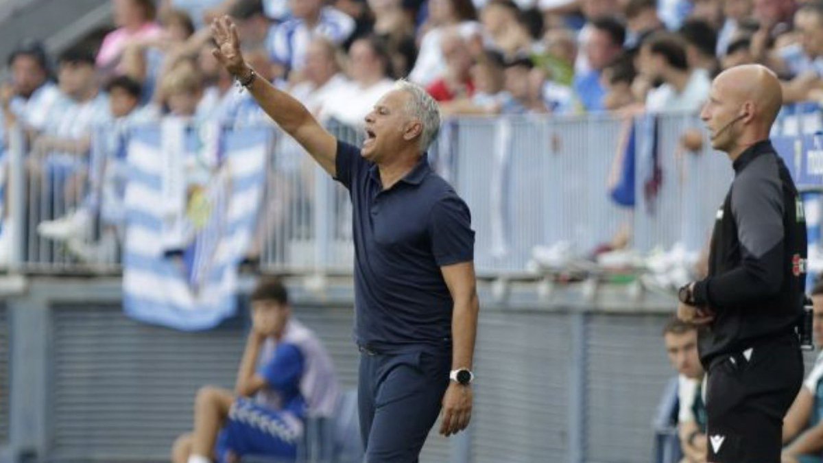 👉🏼Llegó al Málaga y lo salvó con 18 fichas profesionales
👉🏼En su primera temporada completa dejó al equipo 12°
👉🏼Volvió para intentar salvar un equipo muerto
👉🏼Devolvió al equipo al fútbol profesional
👉🏼Logró otra salvación con 53 puntazos

Se ha comido todos los marrones de la