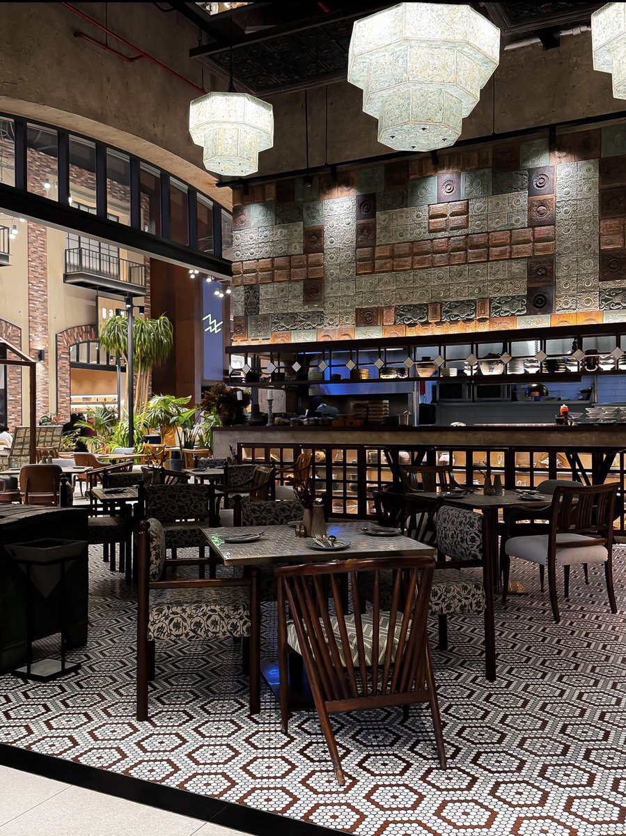 ما قلت لي انك تحب .. قلبك وعينك تحب
اخترتني بين الجميع واسقيتني البسمة ربيع