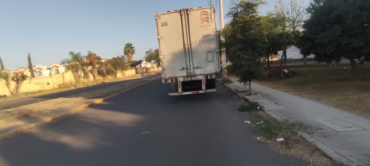 BachesTonala's tweet photo. Al dueño de es remolque se le hizo buena idea largarlo en avenida tapando un carril reduciendo de manera peligrosa la circulación y la visibilidad nos ayudan de favor camino a Matatlán casi esquina calle terrrasolare antes del ingreso punta oriente @gobierno_tonala @SeguridadTon https://t.co/Sq0MnS0xgv
