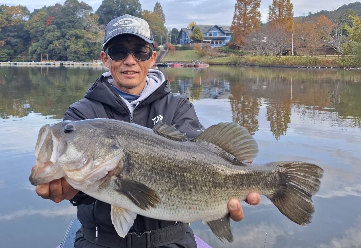 ニジマスパターンと言えばこの男‼️
ガイド中にお客さんからちょっと投げてみて下さいって言われてサクッと🔥🔥
５６cm釣れたそうです🤣
オリキン、ハンパねぇ～❗️
 #オリキンガイドサービス 
 #ニジマスパターン 
 #お手本フィッシュ