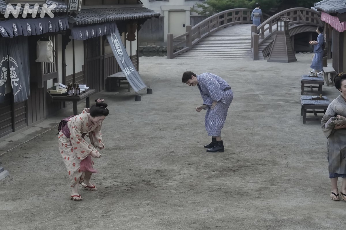 asadora_bk_nhk's tweet image. ヘブンさんから“スキップ”を教わりますが…。
トキちゃんの“変わったスキップ”は、ぜひドラマ本編の映像でご覧ください。

カットがかかると、うずくまって思わず笑ってしまう髙石さんとトミーさんでした。

#髙石あかり #トミー・バストウ
#ばけばけ #ばけばけオフショット