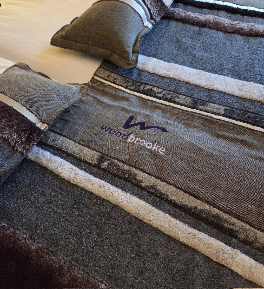 Details,  ik hou ervan! Dekens en kussens gemaakt van oude verhuisdekens,  met geborduurd logo 🥰

Nachtje logeren bij mijn broer in het hotel (die nú aan het werk is,  als de gasten slapen gaat hij de boel versieren 🎄).