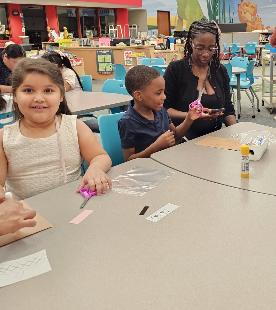 SneedESLibrary's tweet image. PK-1st grade students attended our storytime &amp;amp; craft hour. We readI Want That Nut! &amp;amp; made a handprint acorn. @Aliefsneed @Alief_Libraries
