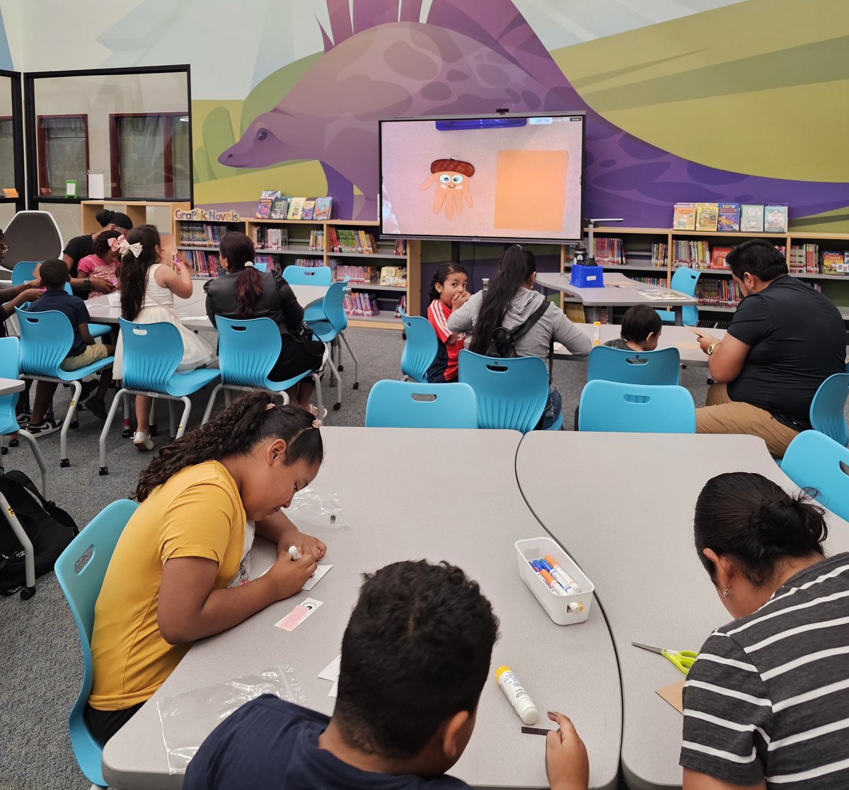 SneedESLibrary's tweet image. PK-1st grade students attended our storytime &amp;amp; craft hour. We readI Want That Nut! &amp;amp; made a handprint acorn. @Aliefsneed @Alief_Libraries