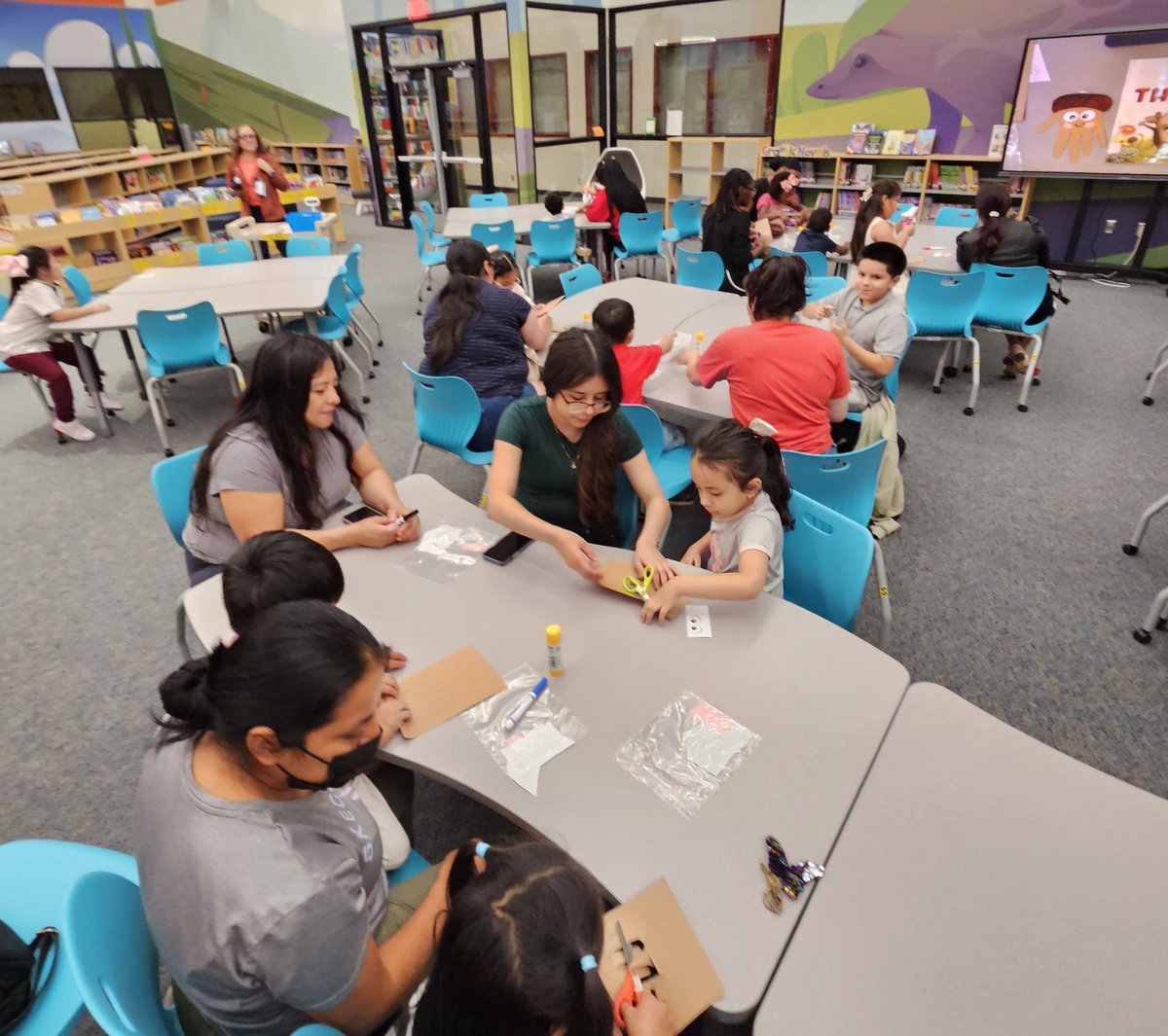 SneedESLibrary's tweet image. PK-1st grade students attended our storytime &amp;amp; craft hour. We readI Want That Nut! &amp;amp; made a handprint acorn. @Aliefsneed @Alief_Libraries