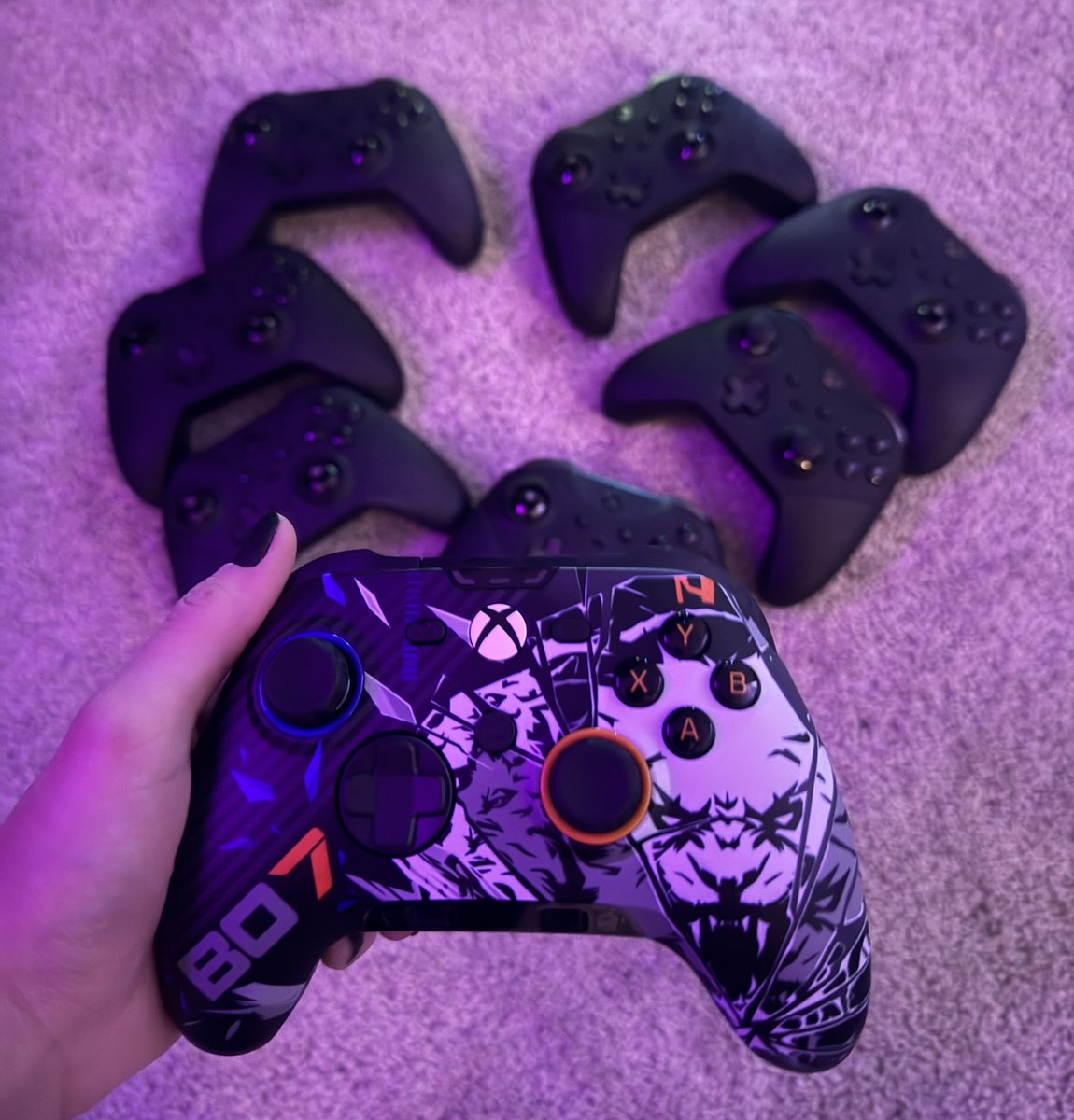 LainaTTV's tweet image. IS THE WAR FINALLY OVER??? 

Thank you so much @ScufGaming for sending me a new SCUF x @CallofDuty 
controller 🥳🥳🥳🥳🥳 

(I’ll try not to feed this one to my drywall)