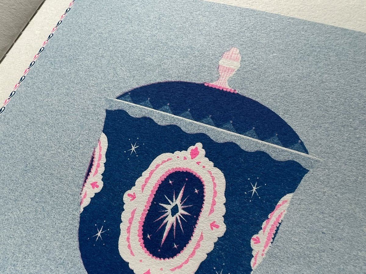 リソグラフZINE"HOLIDAY Collection"
24ページ
ミシン綴じ

蛍光ピンクのインクが鮮やかで可愛いです✨
綴じ糸は外側がピンク、内側が水色になっています

#COMITIA154