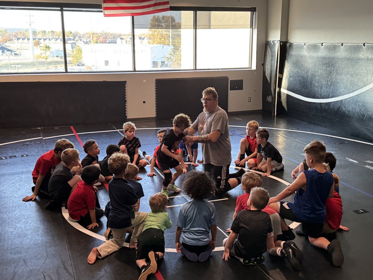 VCS_WRESTLING's tweet image. 1st pic- 
••K4- 1st grade 🧱
Wrestling Class 

2nd pic-
••2nd grade-6th grade 🧱 Wrestling class 

Building brick by brick. 
#CNQR
