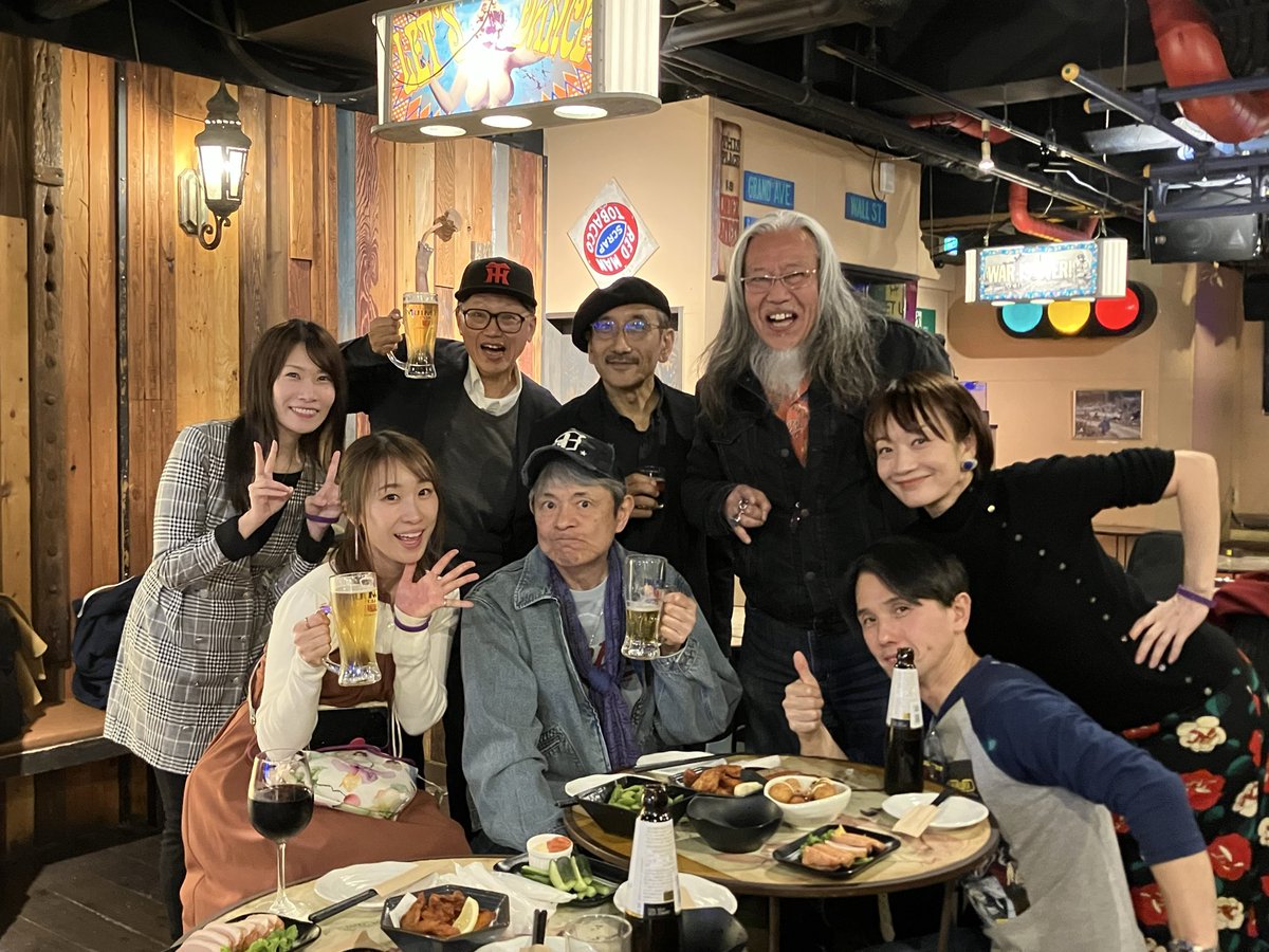 恒例11月怒涛の2日間✨
1日目はエミちゃん祭り
牧野エミさんを偲び想う人が集うお祭り

今までずっと笑ってきたお祭りでしたが
初めて泣いた
お客さんも我々も
ずっと笑ってお祭りしてたけど13年経って
たくさん泣いた
悲しい涙ではない
エミさんと想い合って涙が出た