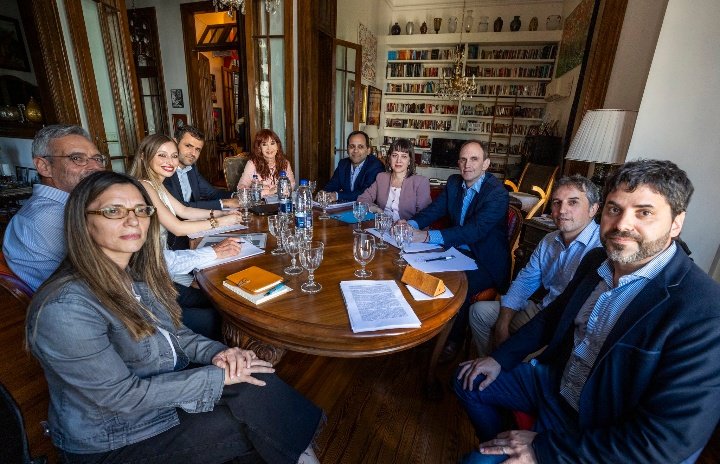 Hasta cuándo #CFKCondenada va a seguir con visitas?

#CristinaPresa en #CarcelComun