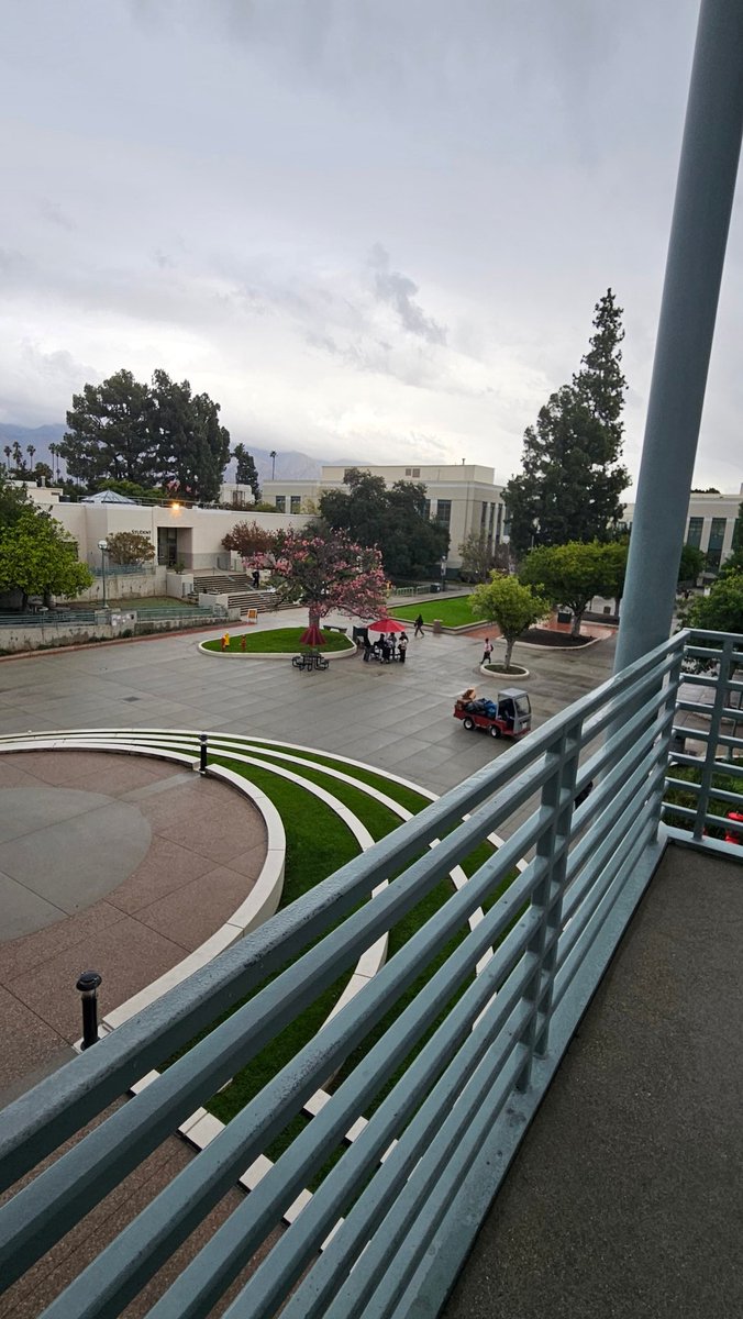 yukimurinku0416's tweet image. 這陣子常常下雨然後天氣也越來越冷了，然後我還是很想抱怨為什麼原本停雨了我一出建築物就開始下雨，到建築物後又停雨了，在台灣這樣的美國後還是這樣