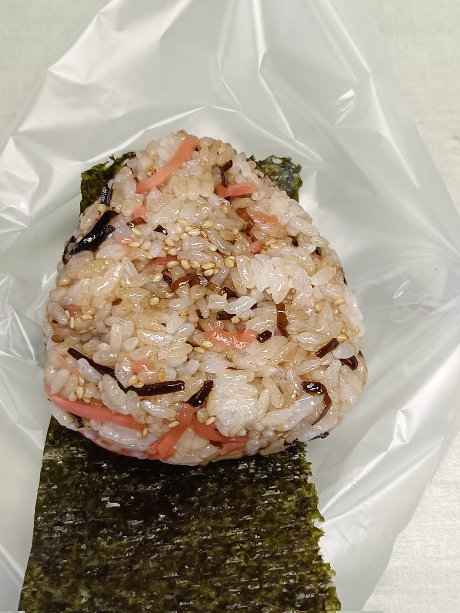 今日からFORJAPANということで投稿しまーす！🍙😆
今日は昆布の佃煮と紅生姜のおにぎり+ごま油まぶしです。
#OnigiriAction