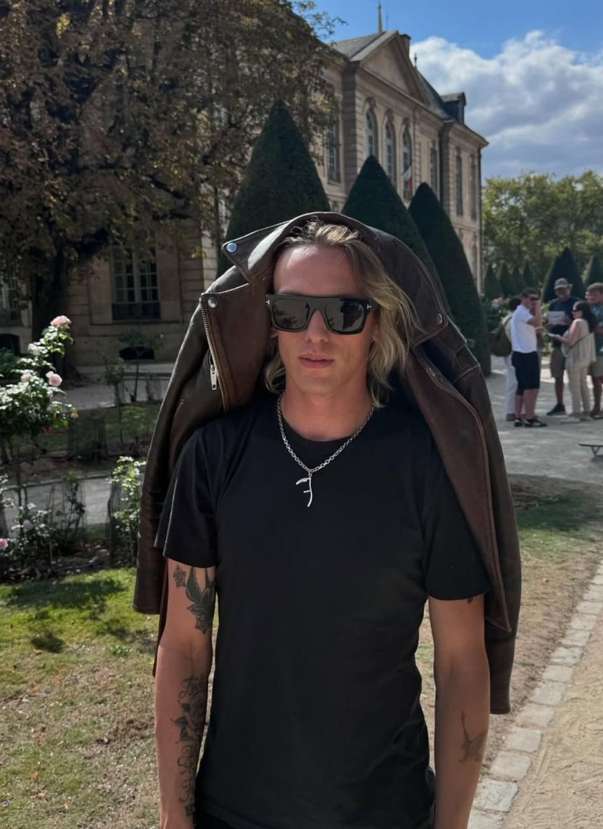 jcbupdates's tweet image. just for the record, his hair is naturally blond