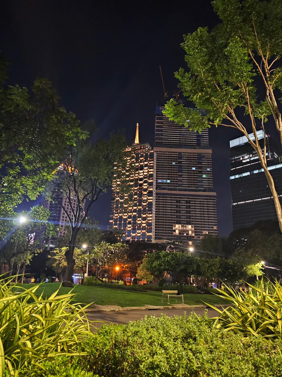 วิ่งสวนลุม เย็นๆ คือ ดีนะ ได้ชมวิวเมืองสวยๆ 
แล้ววันที่ถ่ายรูปนี้ ท้องฟ้าสวยมาก บรรยากาศเป็นใจ

#Running #LumphiniPark #Bangkok #GoodVibe