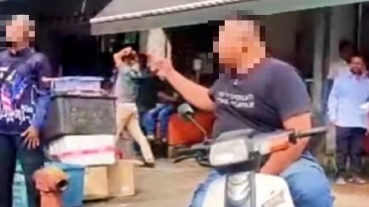Lelaki ditahan kerana ganggu aktivis bersiaran langsung isu peniaga asing di Pusat Bandar Utara, Selayang.

Dalam video tular suspek didapati ganggu, tolak dan cuba tumbuk aktivis.

Lelaki itu ada rekod jenayah dan dadah.

Kes disiasat bawah Seksyen 323, 506, 509KK.