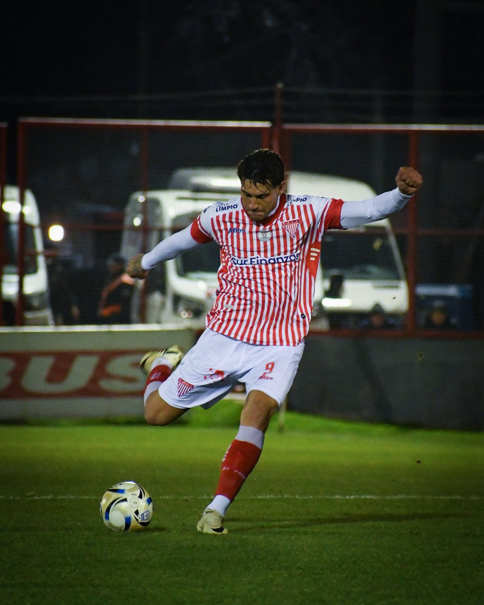 Quilmes le hizo una oferta al delantero Mauricio Asenjo pero el jugador que recibió otras propuestas, se reunió este fin de semana con la directiva de Los Andes que pretende retenerlo. "Fue una charla postiva", dicen en Lomas