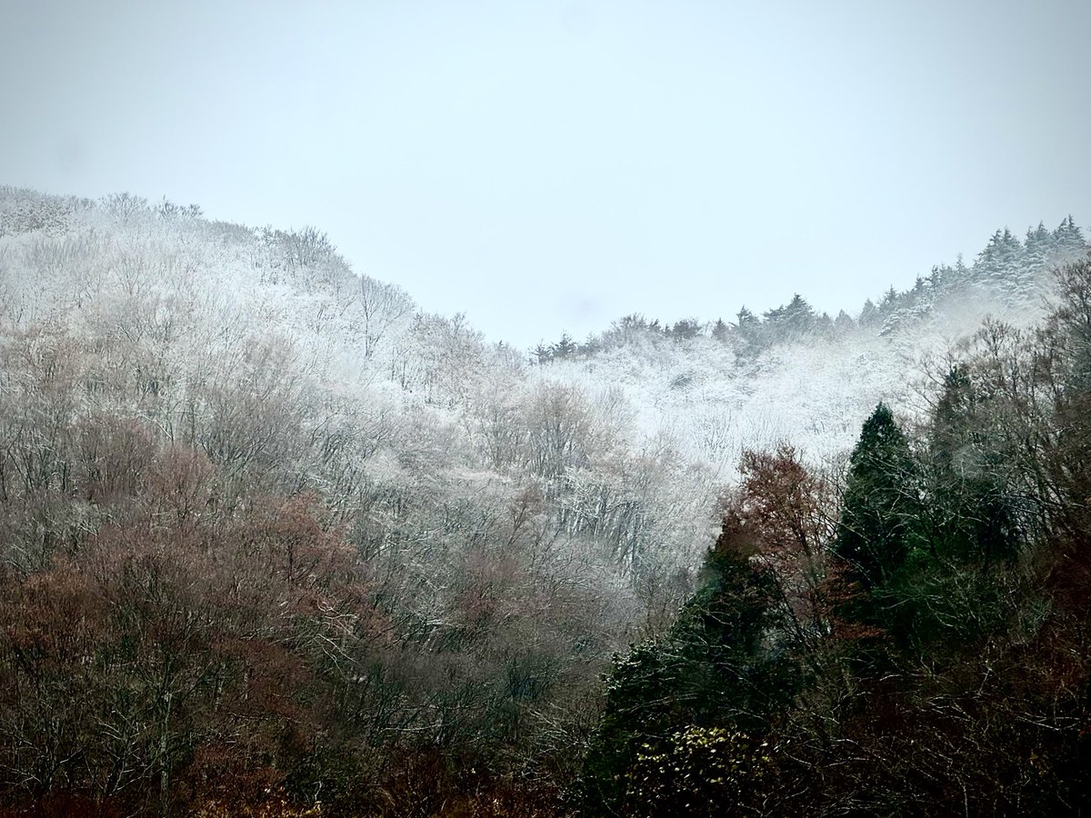 山沿いは薄ら雪
