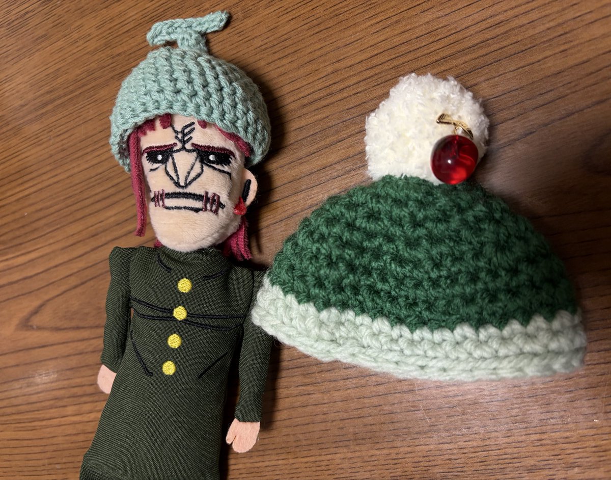 #じょかラバ

クリームソーダの帽子（マフラーセット）
作ってます😊

ポーチ院ちゃんの🍈帽子も。