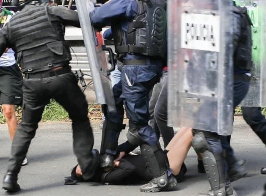 bernardo_graue's tweet image. Jorge: 
Esta foto es la mejor descripción de la brutalidad policial. Dos policías pateando en cuello y cara a una mujer tirada en el piso. El nivel de orfandad de Sheinbaum y Brugada ha quedado demostrado…